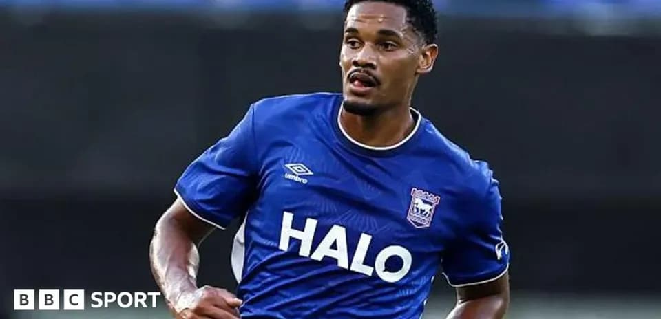 Jugador corriendo con la camiseta de Ipswich Town