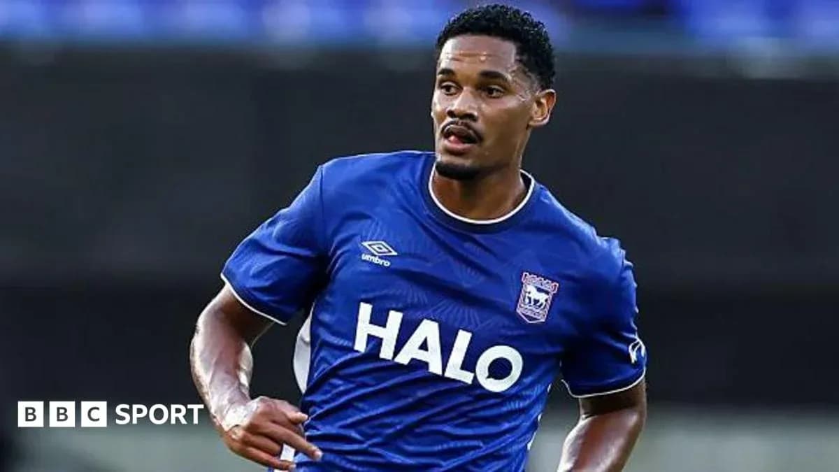 Jugador corriendo con la camiseta de Ipswich Town