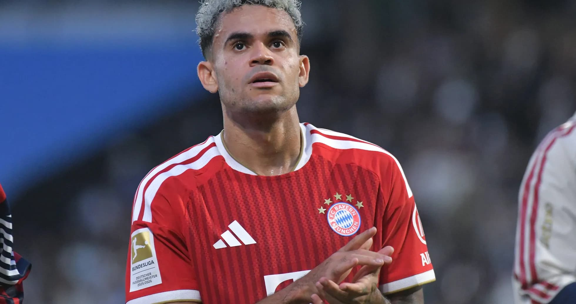 Jugador del Bayern Múnich aplaudiendo en el campo