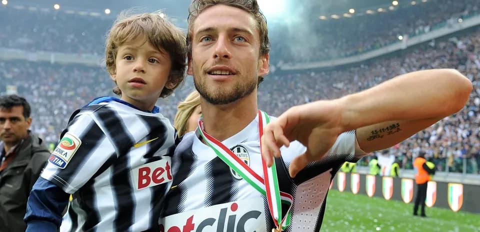 Jugador celebrando con niño tras partido de fútbol