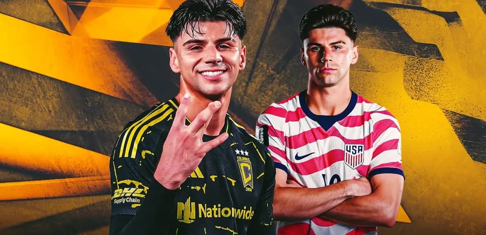 Jugadores de fútbol posando con camisetas de selecciones