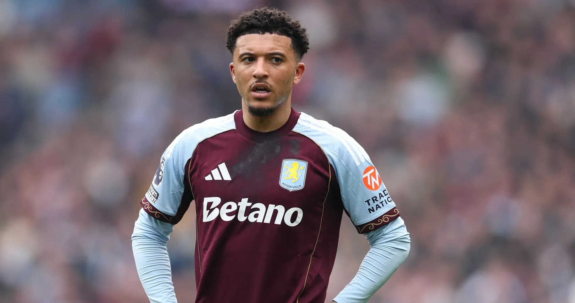 Jugador de Aston Villa en el campo durante partido