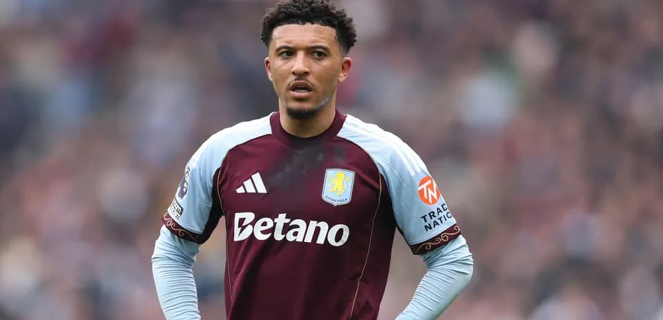 Jugador de Aston Villa en el campo durante partido