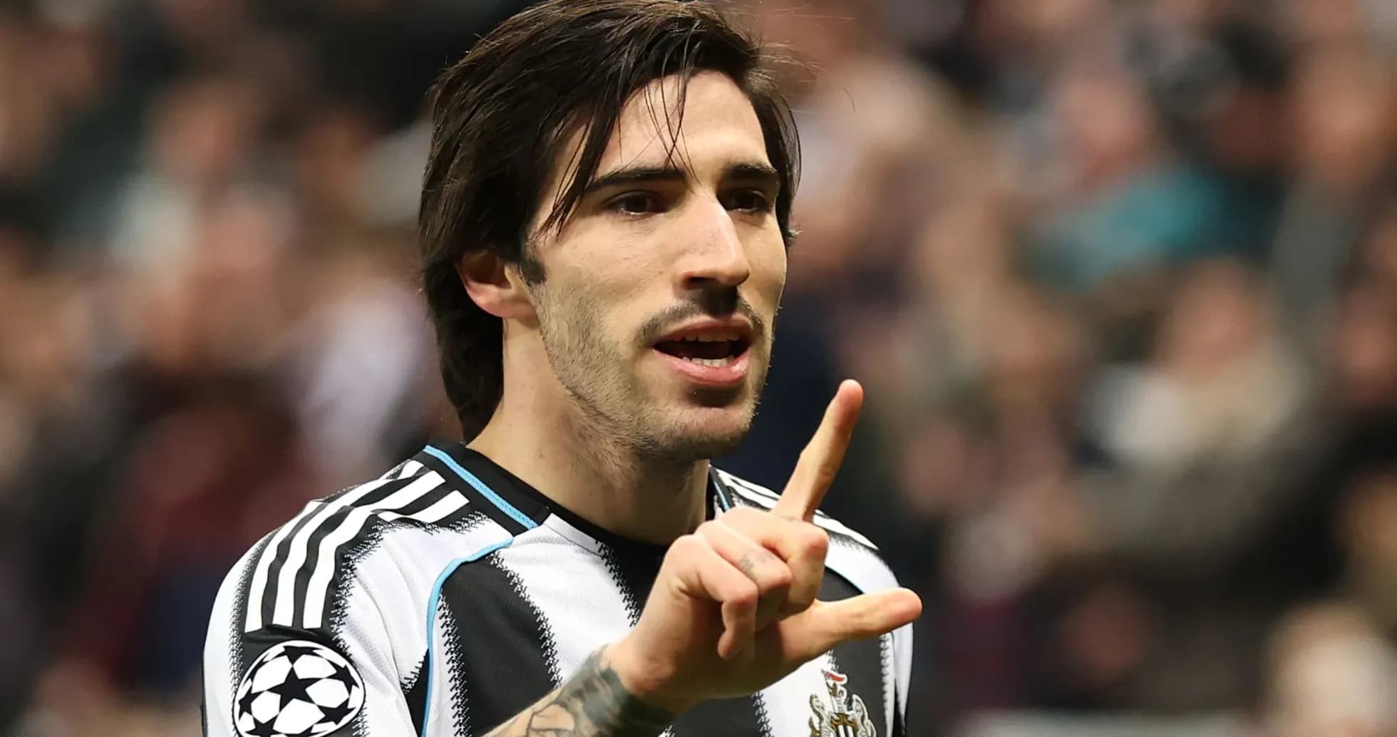 Jugador de Newcastle celebrando con gestos en el campo