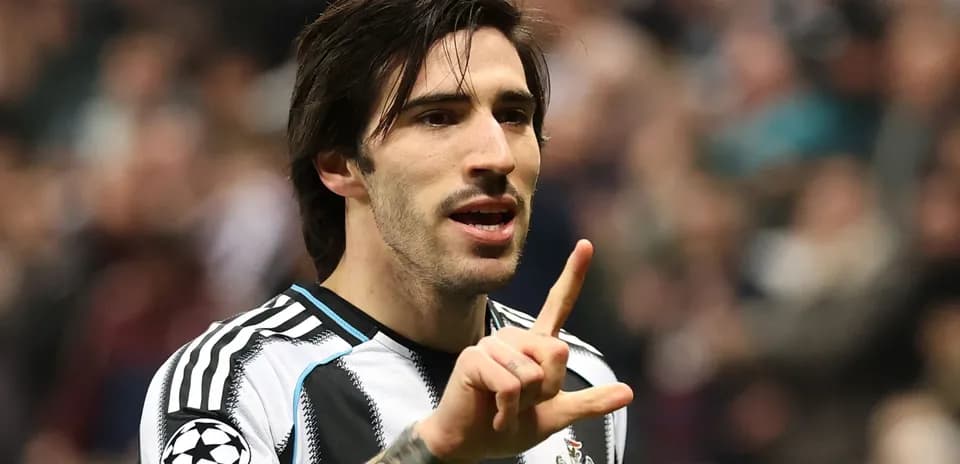 Jugador de Newcastle celebrando con gestos en el campo