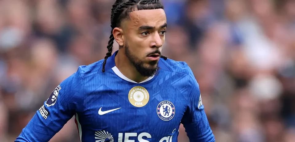 Jugador de Chelsea corriendo con balón durante el partido