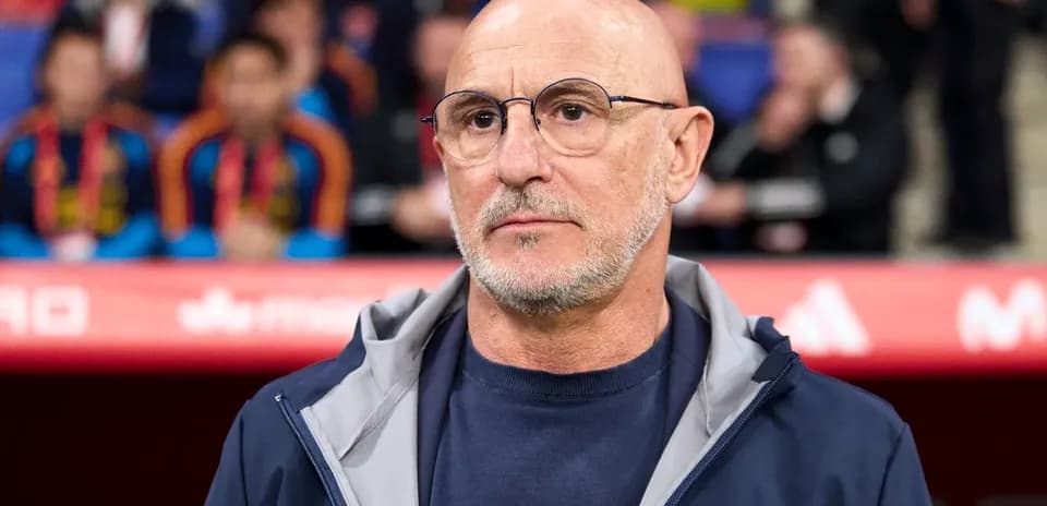 Entrenador en la línea de banda durante el partido