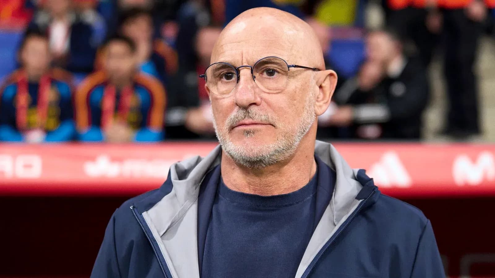 Entrenador en la línea de banda durante el partido