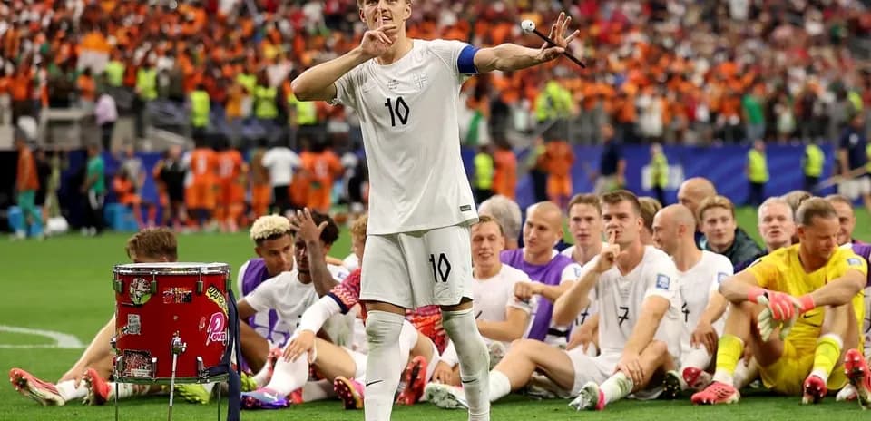 Jugador de fútbol con camiseta número 10 haciendo señal de silencio