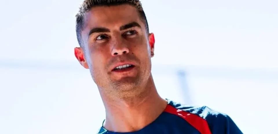 Jugador en entrenamiento con camiseta azul y roja