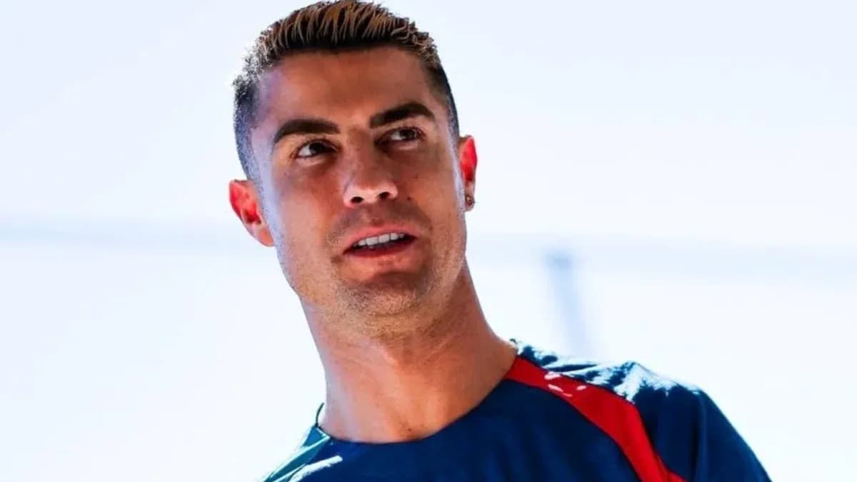 Jugador en entrenamiento con camiseta azul y roja
