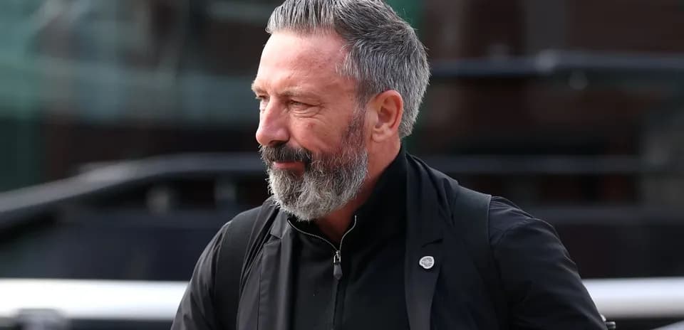 Hombre con barba gris caminando hacia un lugar