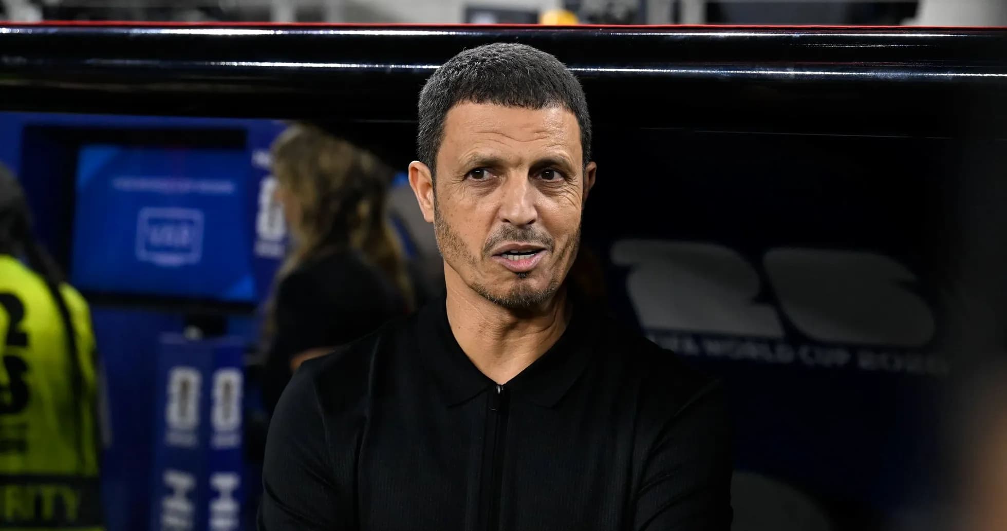 Entrenador en el banquillo durante un partido
