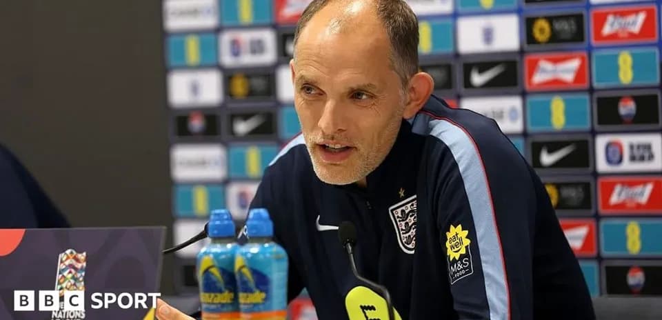 Entrenador en conferencia de prensa antes del partido