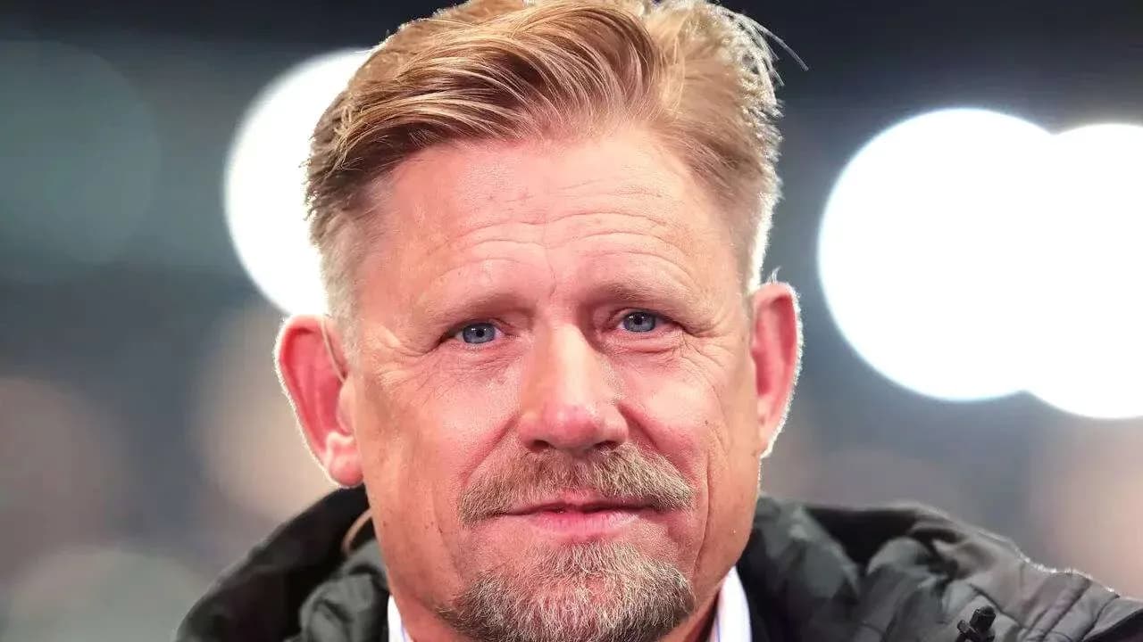 Hombre con cabello rubio y barba en evento