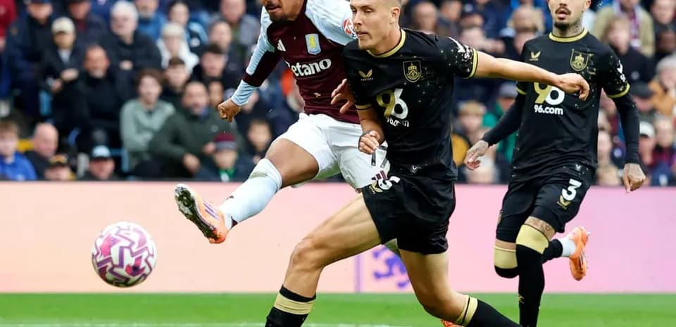 Jugador de Aston Villa chutando el balón