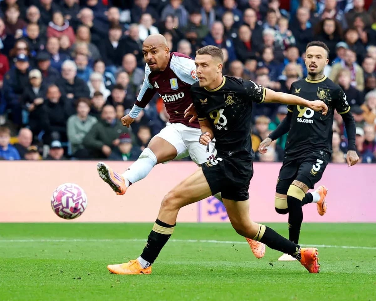 Jugador de Aston Villa chutando el balón