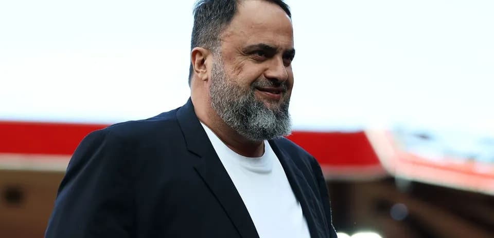 Hombre con barba caminando en estadio deportivo