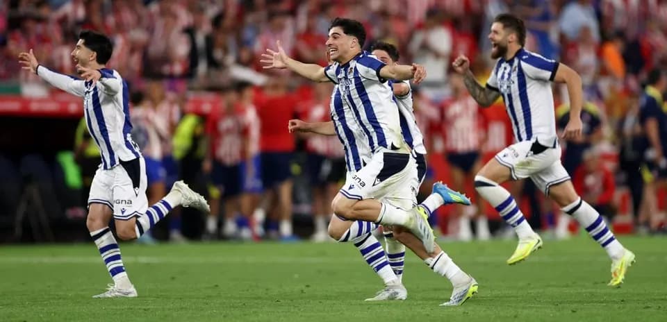 Jugadores de la Real Sociedad celebrando un gol