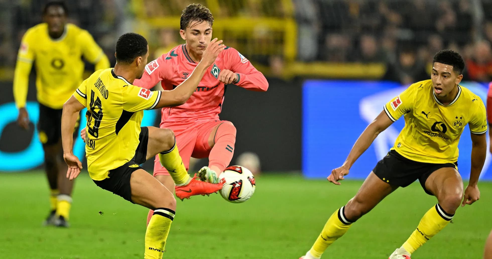 Jugadores de Borussia Dortmund y Werder Bremen disputando el balón