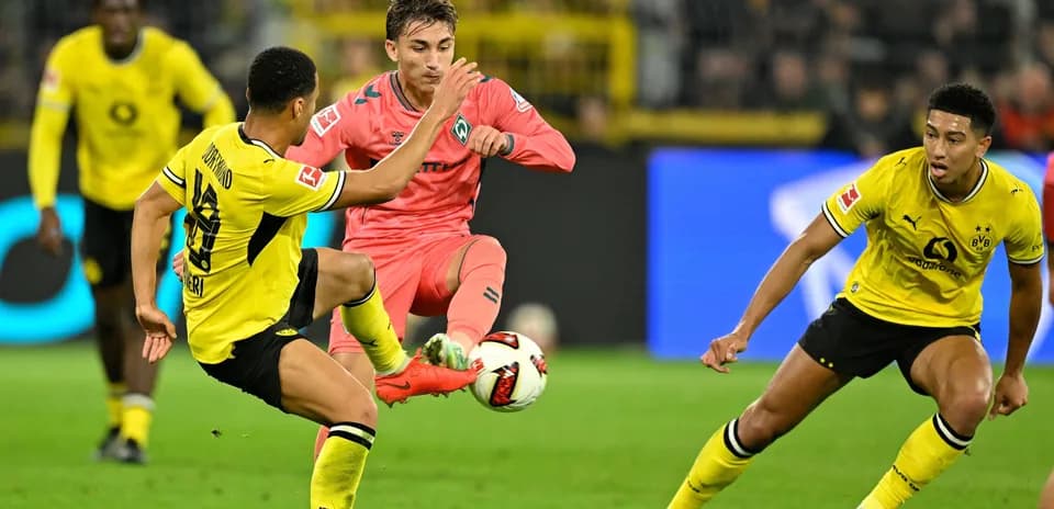 Jugadores de Borussia Dortmund y Werder Bremen disputando el balón