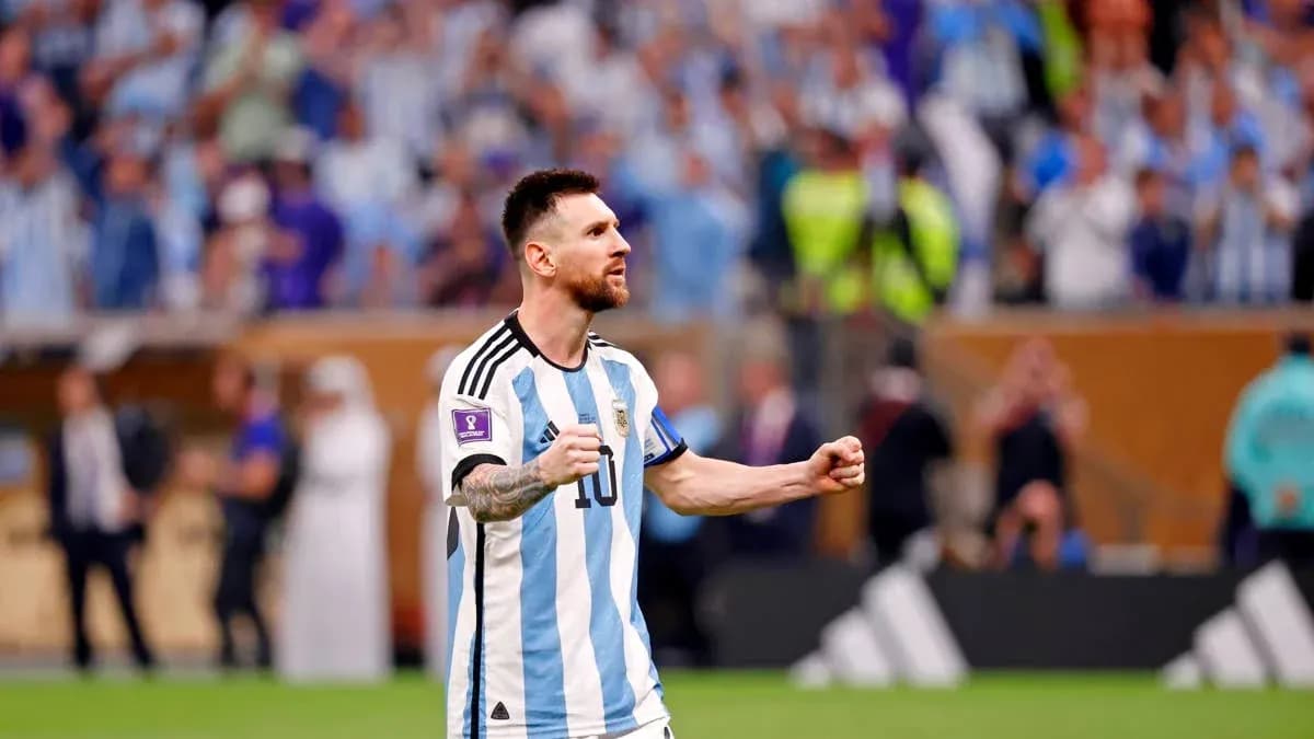 Lionel Messi celebrando con la afición argentina