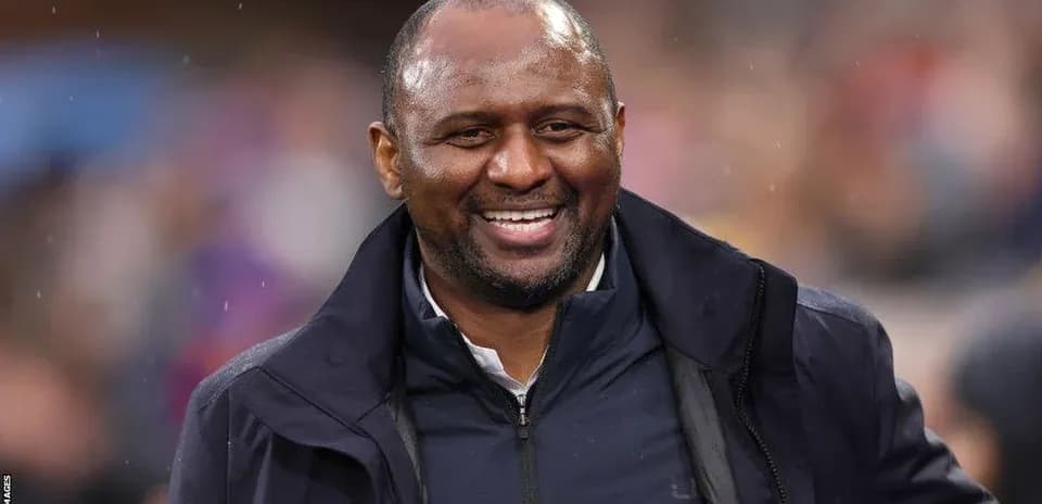 Entrenador sonriente en un evento deportivo