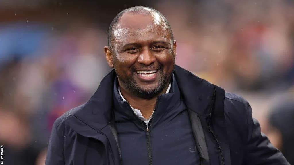 Entrenador sonriente en un evento deportivo