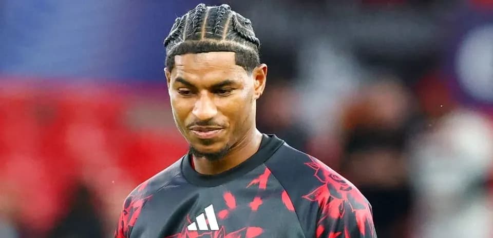 Jugador con camiseta de entrenamiento en el campo