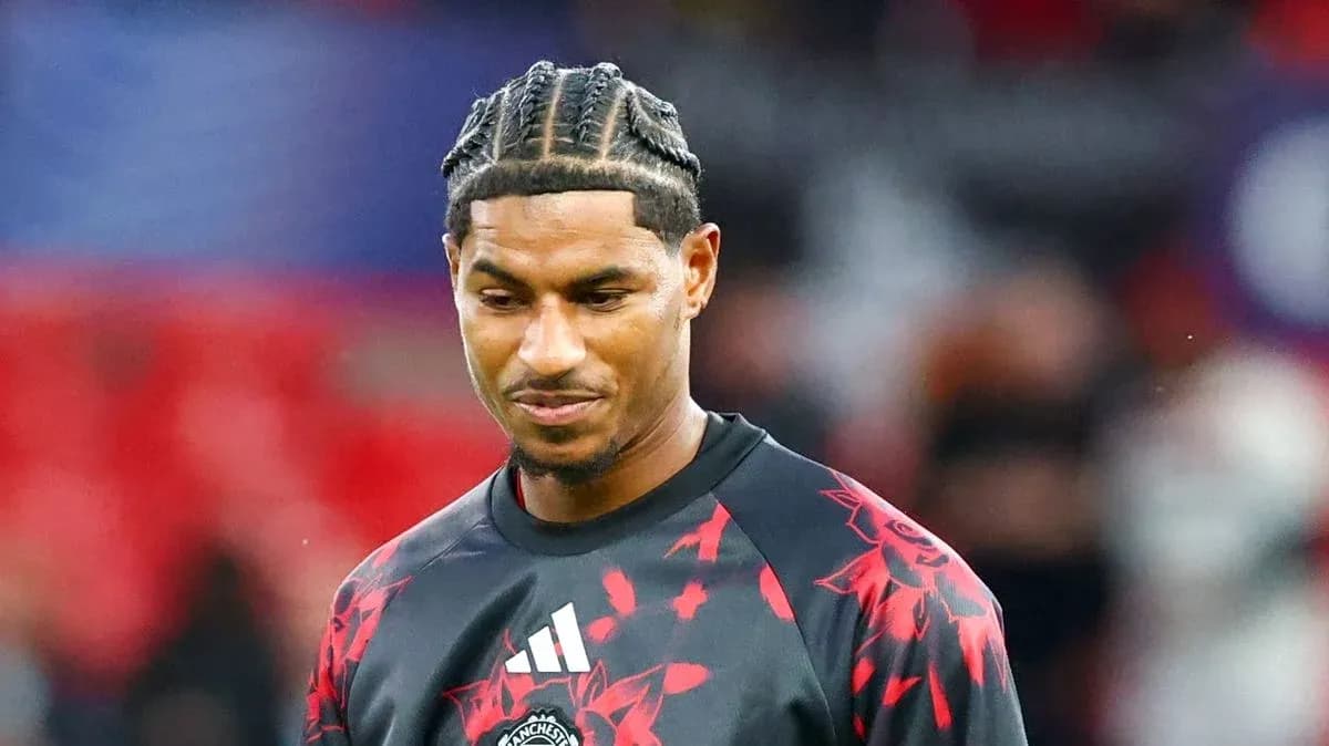 Jugador con camiseta de entrenamiento en el campo
