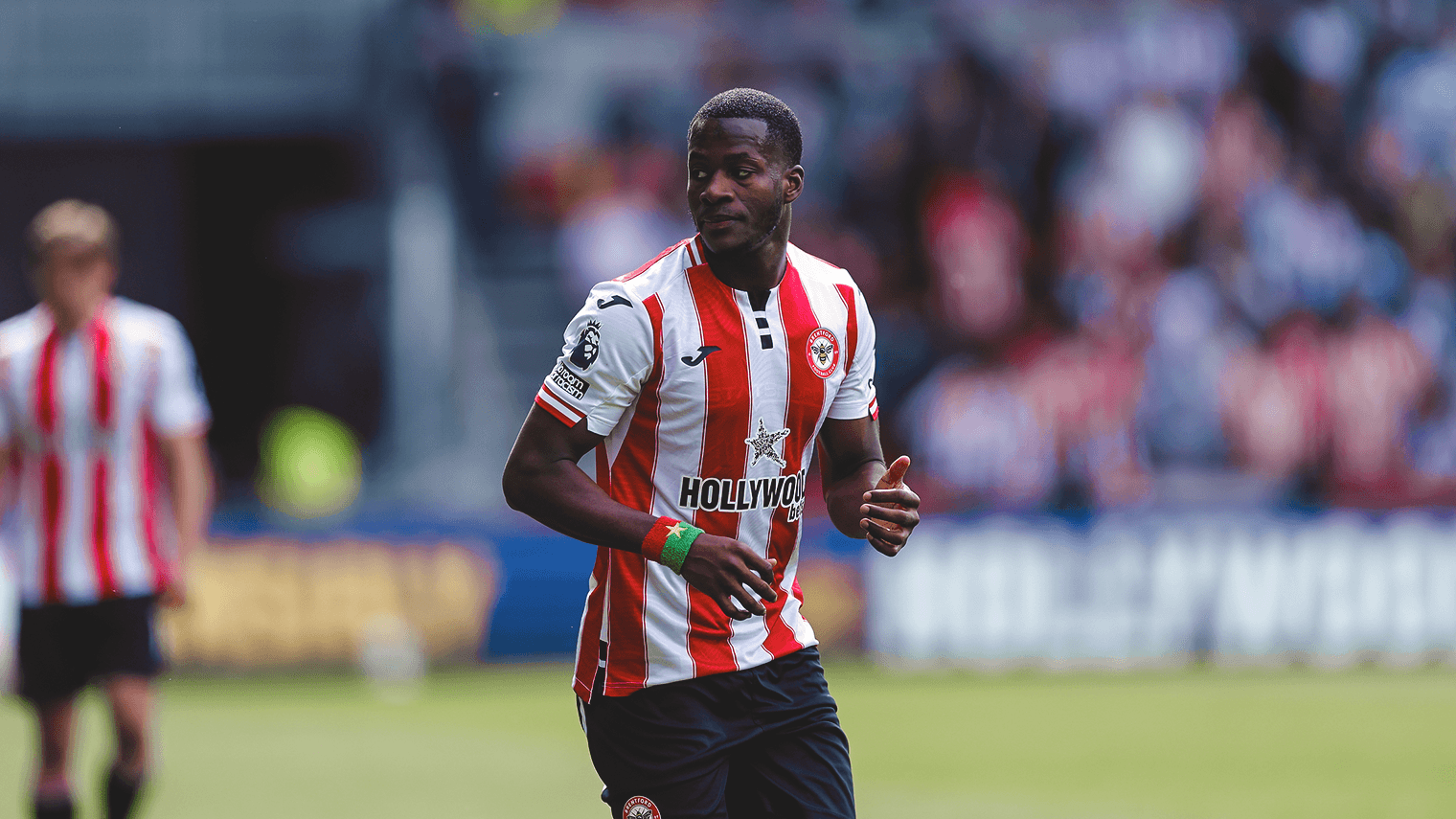 Jugador de Brentford en acción durante el partido