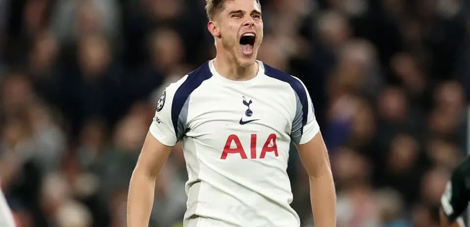 Jugador de Tottenham celebrando un gol en partido