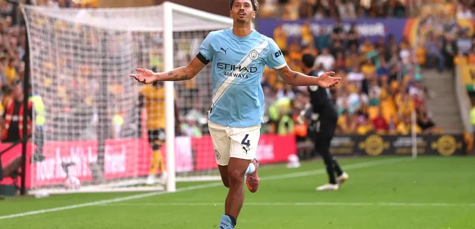 Jugador de Manchester City celebrando un gol en el campo