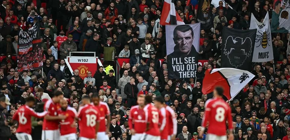 Aficionados de Manchester United con pancartas en estadio