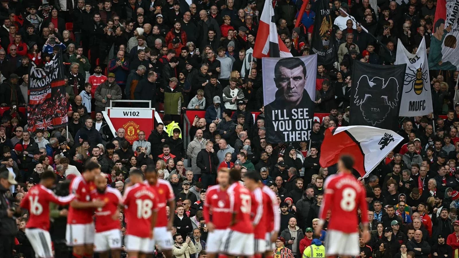 Aficionados de Manchester United con pancartas en estadio