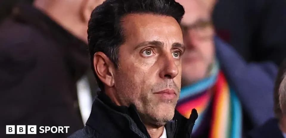 Hombre observando un partido en las gradas