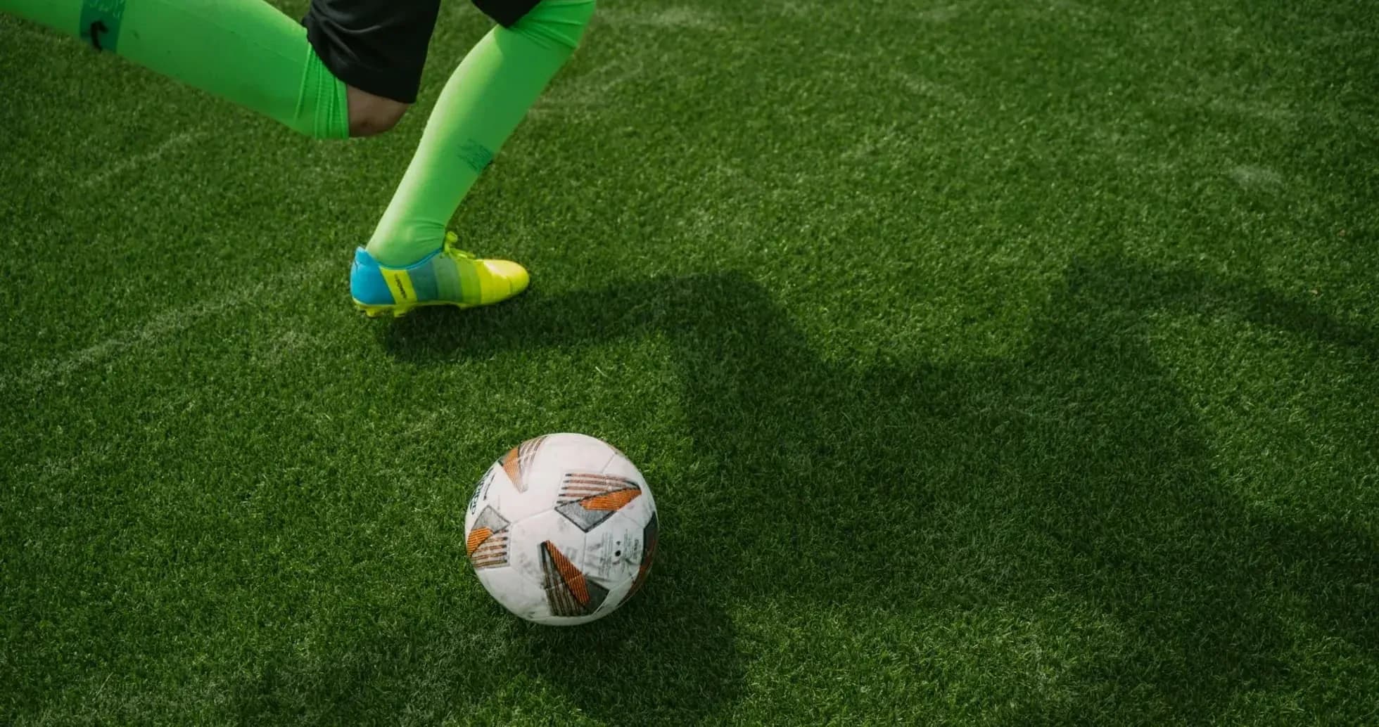 Jugador preparando un tiro al balón