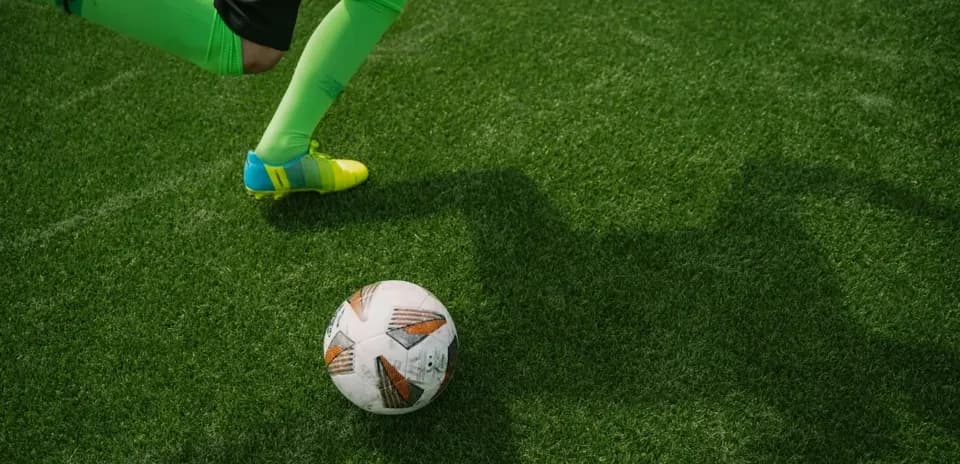 Jugador preparando un tiro al balón