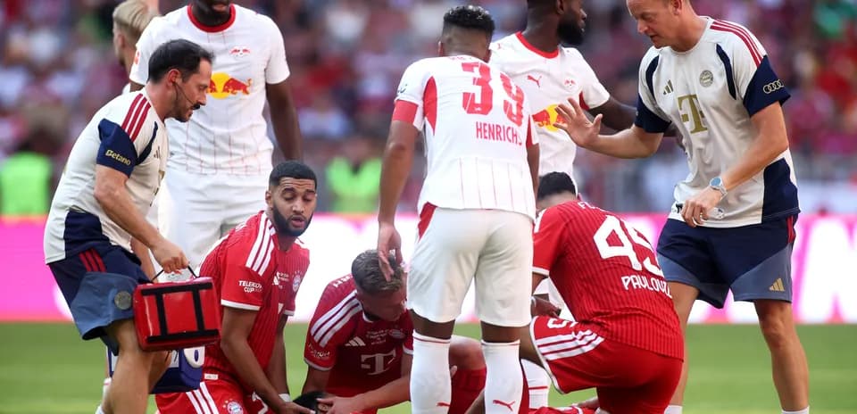 Jugadores atendiendo a compañero caído durante el partido