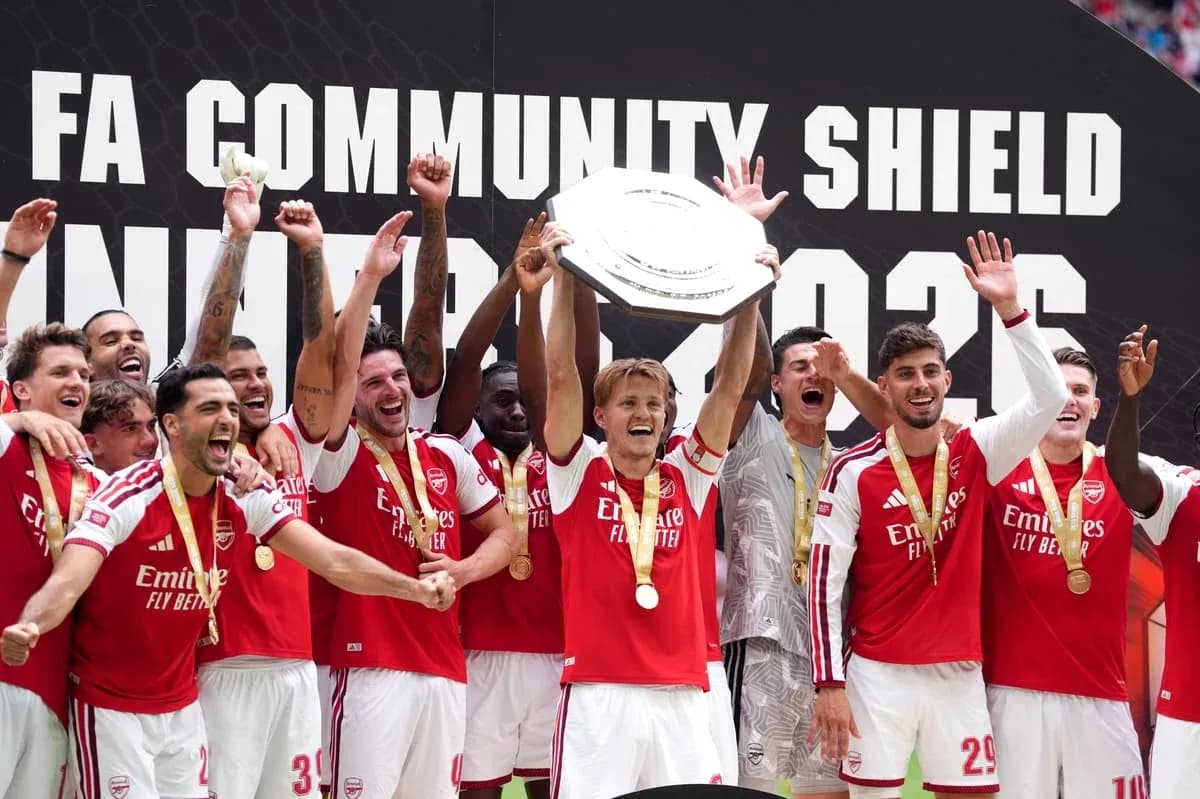 Jugadores del Arsenal celebrando la victoria con trofeo