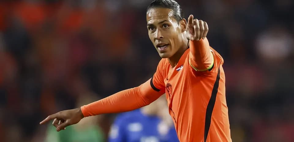 Jugador señalando durante un partido de fútbol