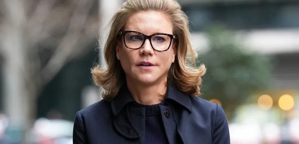 Mujer con gafas en un entorno urbano