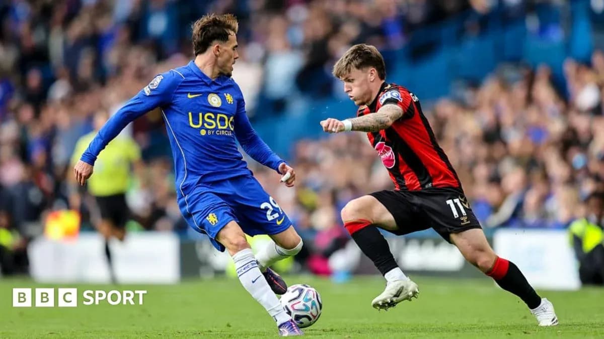 Jugador de Chelsea driblando a oponente de Bournemouth