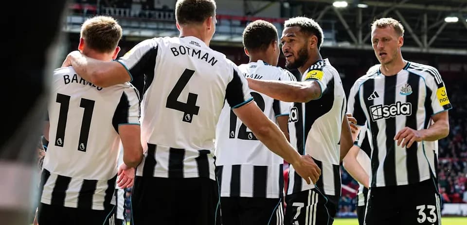 Jugadores del Newcastle celebrando un gol juntos