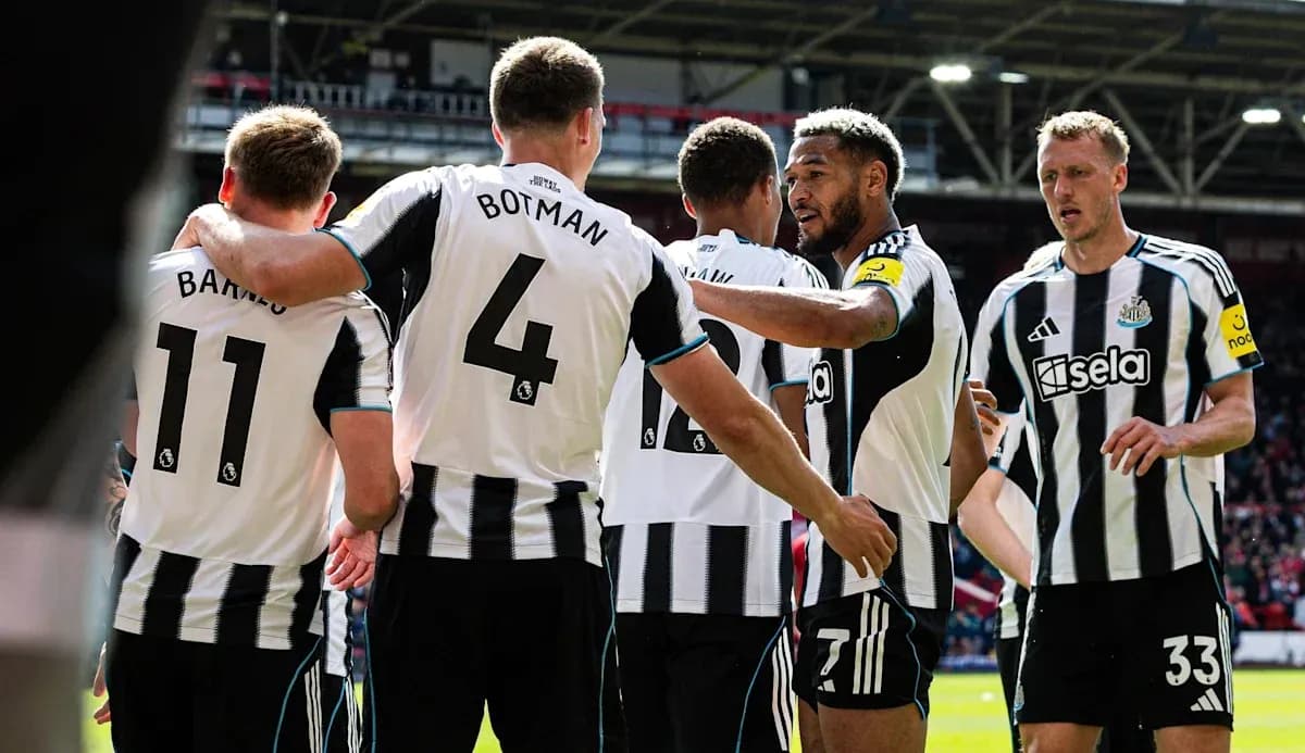 Jugadores del Newcastle celebrando un gol juntos