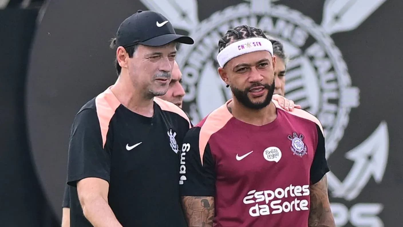 Entrenador y jugador conversando en sesión de entrenamiento