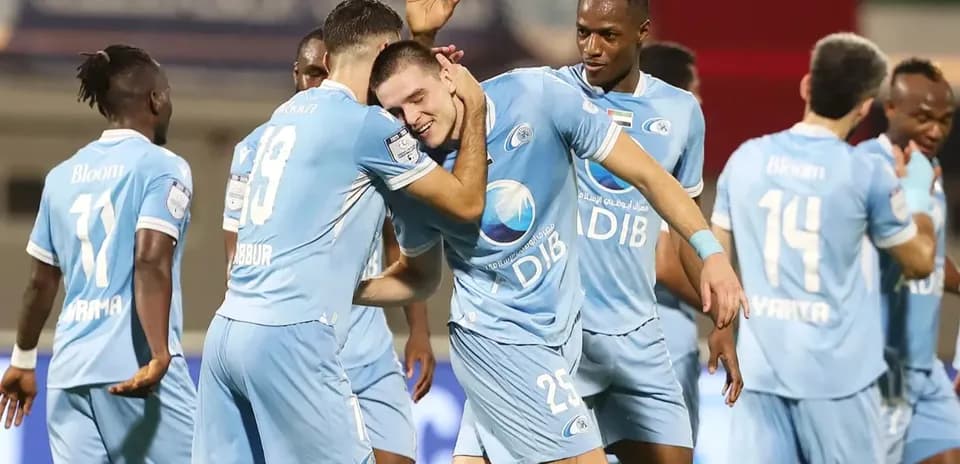 Jugadores de Bani Yas celebrando un gol