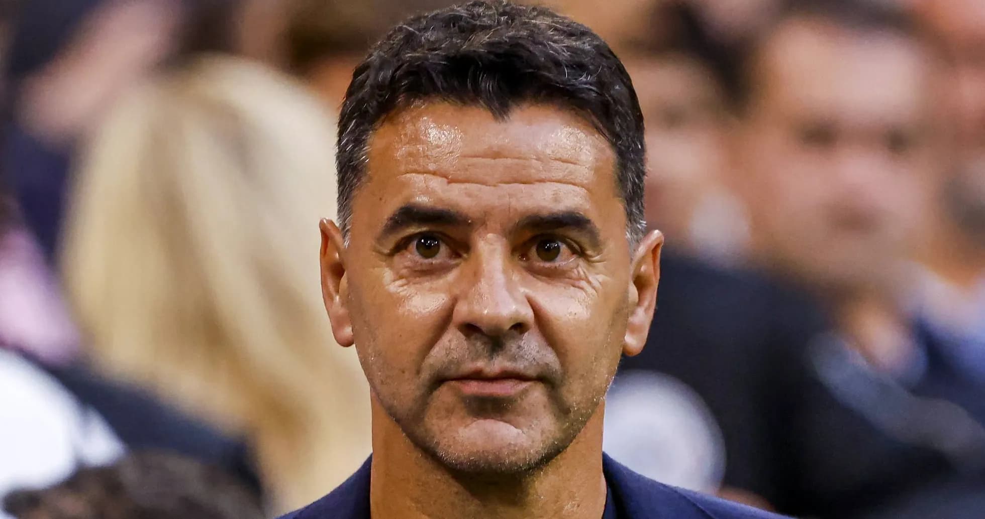 Entrenador observando el partido desde la línea lateral
