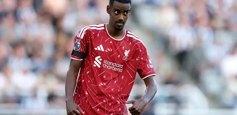 Jugador de Liverpool con camiseta roja en el campo