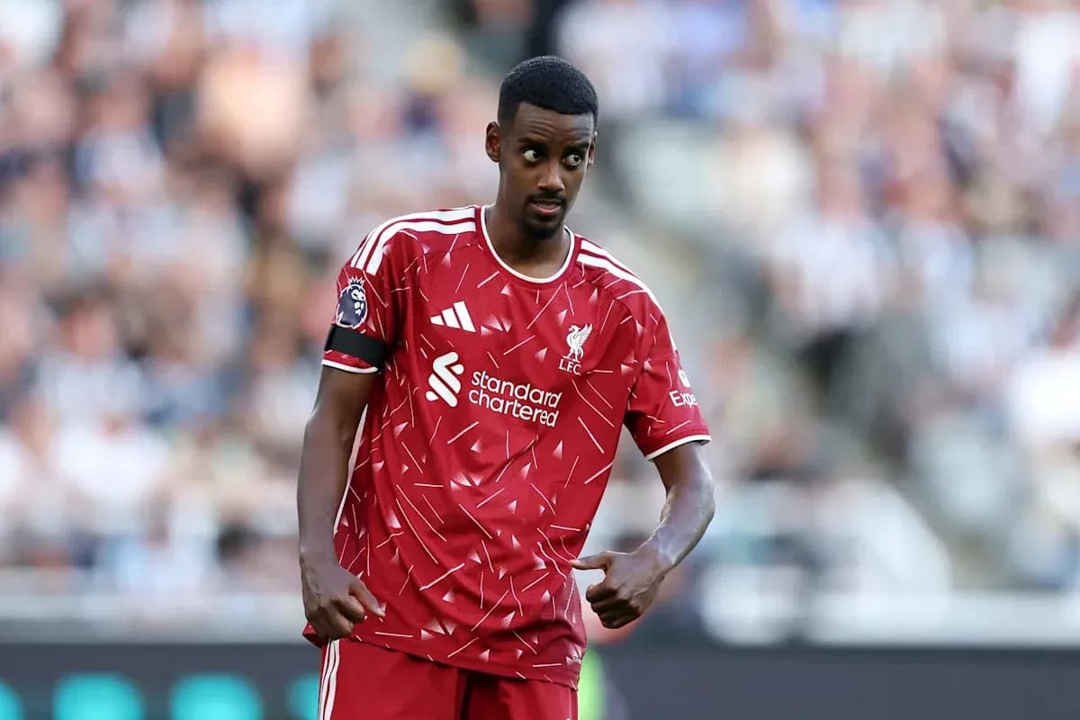 Jugador de Liverpool con camiseta roja en el campo